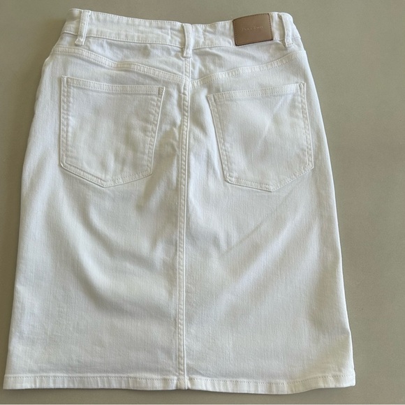Elegant White Mini Skirt for Women. Size 36 - Picture 5 of 8
